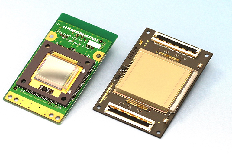 Previously developed SLM (left)　and newly developed large-area SLM (right)