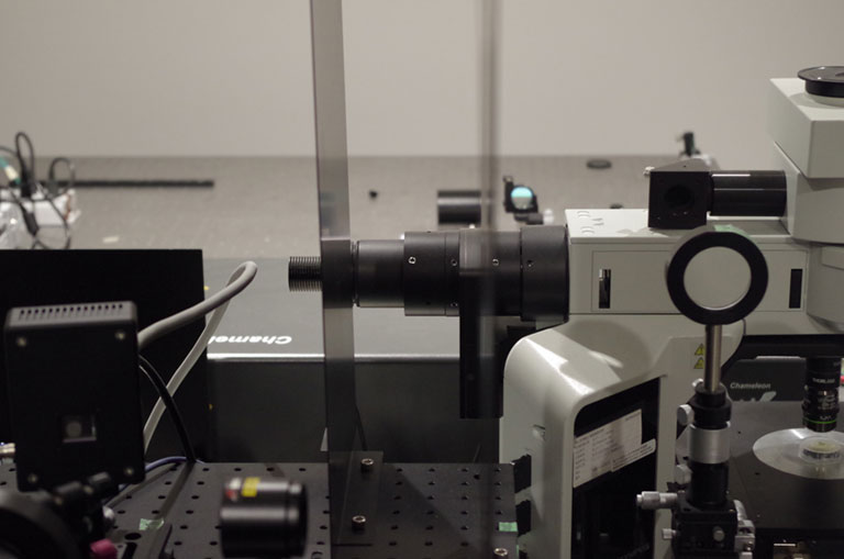 本研究成果による2光子励起蛍光顕微鏡の外観