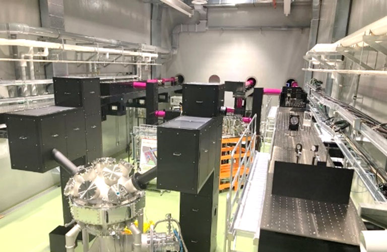 浜松ホトニクスのレーザフュージョン実験施設とEX-Fusionが所有する実験チャンバー