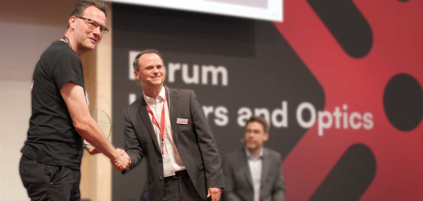 Oliver Lischtschenko, Founder, Coher Sense, shaking hands with Christoph Seibel, Group Leader Sales Components at Hamamatsu Photonics, at the Photonics Innovation Awards.