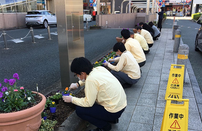Flower-bed display by Hamamatsu businesses