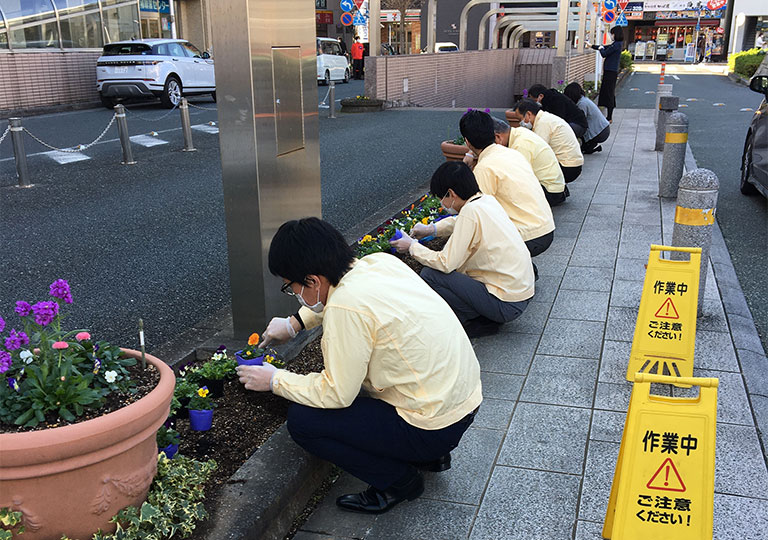 Flower-bed display by Hamamatsu businesses