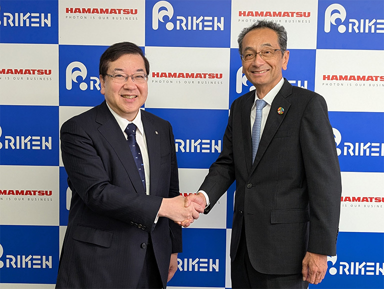 （写真左から）五神真理事長、丸野正代表取締役社長