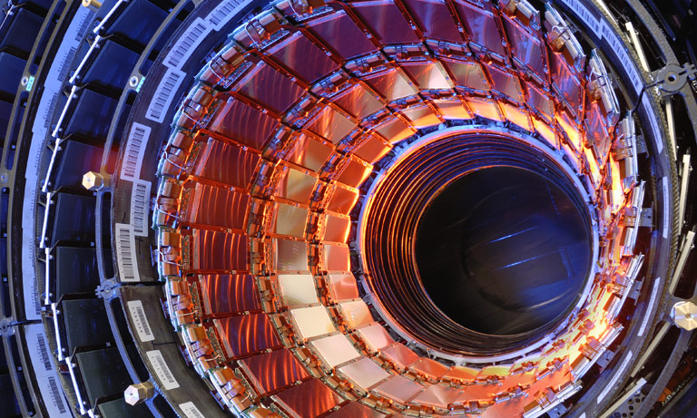 CERN（欧州原子核研究機構）のLHCプロジェクト、CMS実験装置に取り付けられたシリコン･ストライプ･ディテクタ［画像提供：CERN］