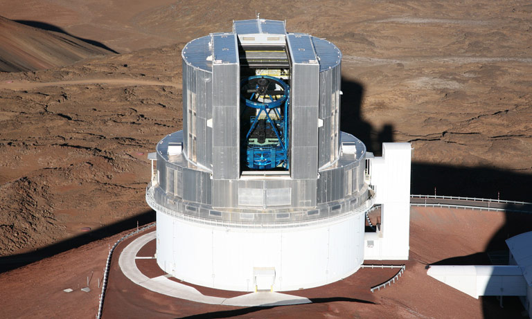 ハワイ島標高4205mのマウナケア山頂にあるすばる望遠鏡。その超広視野主焦点カメラには浜松ホトニクスの世界最高感度を誇るCCDエリアイメージセンサが搭載され、遠方宇宙の観測に活躍しています［画像提供：国立天文台］