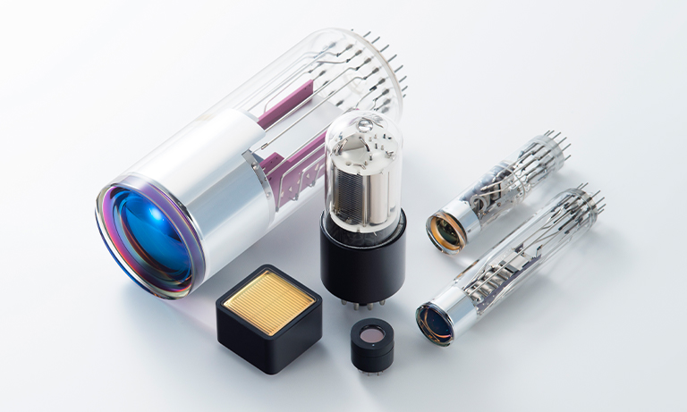 自社製光センサ内蔵で実現した高い性能